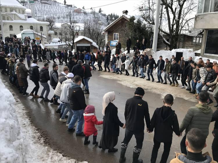 <p>Yaklaşık 7 bin 500 kişinin katıldığı festivalde, vatandaşlar kar manzarası eşliğinde hamsi yedi, horon oynayarak keyifli vakit geçirdi.</p>
<p> </p>