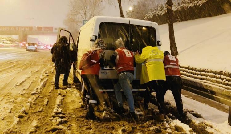 <p>Türk Kızılaydan yapılan açıklamada, İstanbul'da kar yağışı dolayısıyla kapanan yollarda şubeler, gönüllüler ve afet uzmanlarıyla mağdurların acil ihtiyaçlarının karşılandığı belirtildi.</p>

<p> </p>
