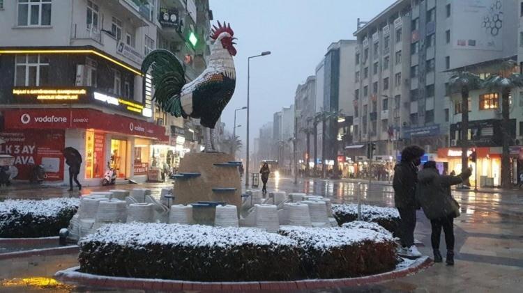 <p><strong>DENİZLİ</strong><br />
</p>
<p>Denizli'de olumsuz hava koşulları sebebiyle kamu kurum ve kuruluşlarında çalışan engelli ve hamile personele iki gün idari izin verildiği bildirildi.</p>