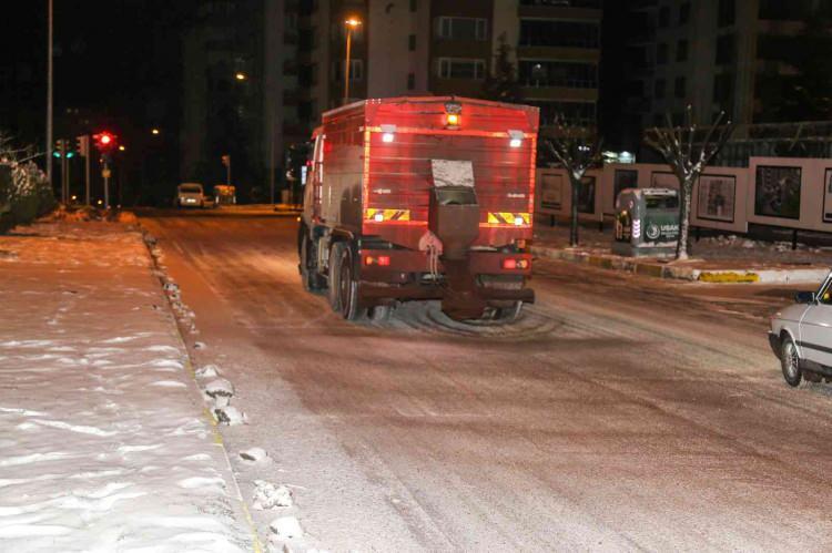 <p><strong>UŞAK</strong><br />
</p>
<p>Uşak'ta olumsuz hava koşulları nedeniyle, engelli, hamile, kronik hastalığı olan personellerle 0-5 yaş arası çocuğu bulunan kadın kamu çalışanları 1 gün idari izinli sayılacak.<br />
</p>
<p>Valilikten yapılan açıklamada, 25 Ocak Salı günü sabah saatlerinden itibaren aşırı soğuk ve buzlanma görüleceği, takip eden saatlerde ise kar yağışının başlayacağı yönünde meteorolojik uyarı yapıldığı belirtildi.</p>