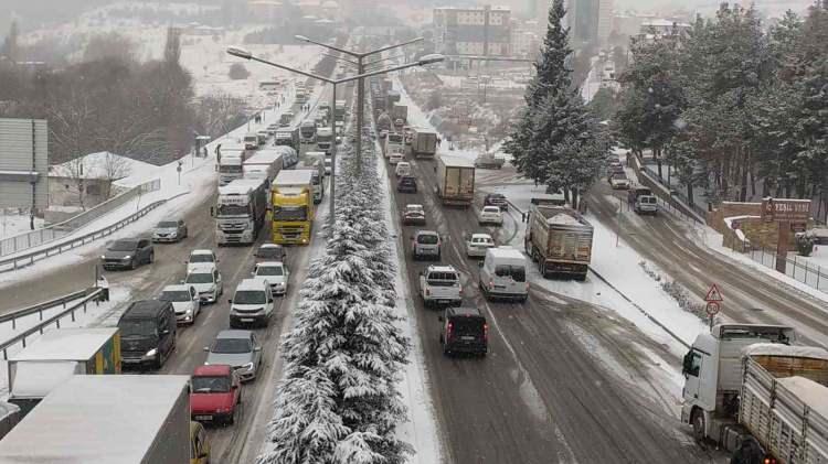 <p>Açıklamada, kamu kurum ve kuruluşlarında görevli engelli, hamile, kronik hastalığı olan personellerle, 0-5 yaş arası çocuğu bulunan kadın kamu çalışanlarının 25 Ocak Salı günü bir gün süreyle idari izinli sayılmasına karar verildiği duyuruldu.<br />
</p>
<p>Açıklamada, şunlar kaydedildi:</p>
<p>"Milli Eğitim Bakanlığı"na bağlı özel anaokulları, özel eğitim ve rehabilitasyon merkezleri, muhtelif kurslar, (özel öğretim kursları, kişisel gelişim kursları), özel motorlu taşıtlar sürücü kursları uygulama eğitimleri, özel iş makinaları ve operatörlük kursları uygulama eğitimleri, halk eğitim merkezlerinde devam eden kurslar, okullarda devam eden destekleme ve yetiştirme kursları ile Aile ve Sosyal Hizmetler Bakanlığı'na bağlı, kreş ve gündüz bakım evlerinin faaliyetlerine bir gün süreyle ara verilmiştir."</p>