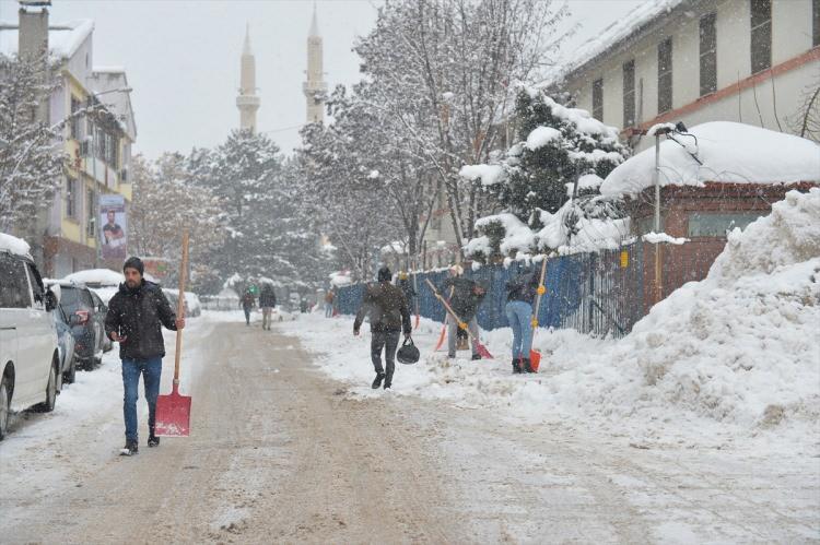 <p>"Kamu kurumlarımızda görev yapan engelli ve hamile kamu görevlilerimiz 25-28 Ocak 2022 tarihleri arasında 4 gün idari izinli sayılacaktır." ifadesi kullanılan açıklamada, hizmetine acil ihtiyaç duyulan personellerin, gerektiğinde kurumlarınca idari izin süresince göreve çağırılabilecekleri kaydedildi.</p>
<p> </p>