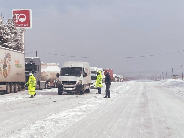 <p>Açıklamada, araç ve yaya yollarındaki buzlanma nedeniyle kamu kurum ve kuruluşlarında çalışanlardan, hamile ve engelliler ile kalp ve böbrek yetmezliği bulunan, kanser ve diyaliz gibi kronik ağır hastalığı olan kamu görevlilerinin 25-26 Ocak'ta idari izinli sayılacağı kaydedildi.</p>
<p> </p>