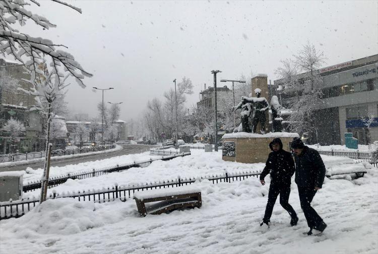 <p><strong>KAHRAMANMARAŞ</strong><br />
</p>
<p>Kahramanmaraş'ta, olumsuz hava şartları nedeniyle hamile, engelli ve 4 yaş altı çocuğu bulunan kamu görevlilerine 1 gün idari izin verildi.</p>