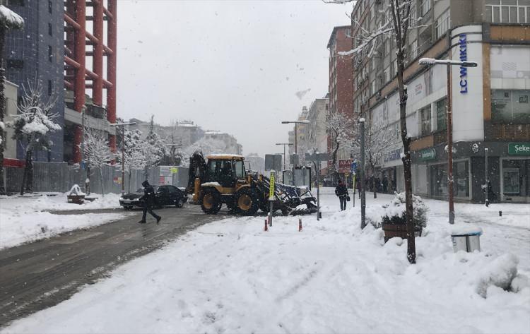 <p>Valilikten yapılan açıklamada, kentte olumsuz hava şartlarının etkisini sürdürdüğü belirtildi.<br />
</p>
<p>Hamile, engelli ve 4 yaş altı çocuğu bulunan kamu görevlilerinin 25 Ocak Salı günü idari izinli sayılacağı ifade edilen açıklamada, vatandaşlardan zorunlu olmadıkça özel araçlarıyla trafiğe çıkmamaları istendi.</p>