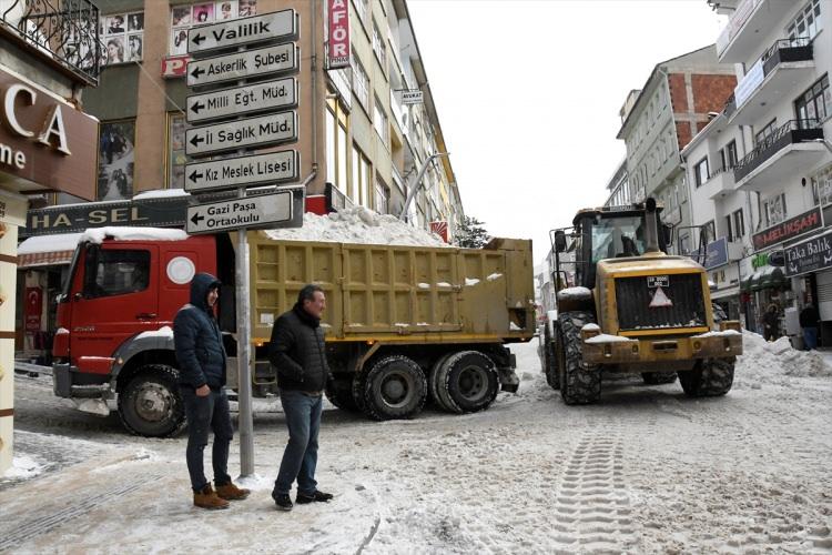 <p>Valilikten yapılan açıklamada, il genelinde etkili olan yoğun kar yağışı, kuvvetli buzlanma ve don olayının sağlık, can, mal ve ulaşım güvenliğine olumsuz etkileri olabileceğinin değerlendirildiği belirtildi.<br />
</p>
<p>Açıklamada, bu nedenle kamu kurum ve kuruluşlarında çalışan engelli ve hamile personelin 24-25 Ocak'ta idari izinli sayılacağı kaydedildi.</p>