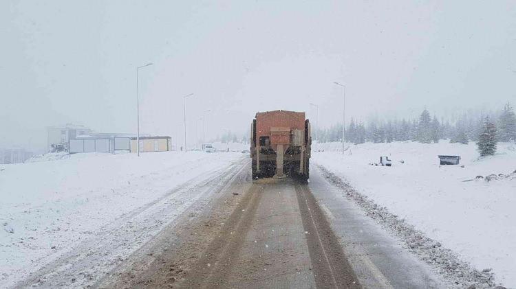 <p>Elazığ İl Umumi Hıfzıssıhha Meclisi, Vali Dr. Ömer Toraman Başkanlığı’nda olağanüstü olarak toplandı. Toplantı sonunda alınan kararın, “ Elazığ Meteoroloji 13. Bölge Müdürlüğü’nden alınan verilerin değerlendirilmesi neticesinde; ilimiz genelinde, yoğun kar yağışı, tipi ve buzlanma beklendiğinden, yaşanması muhtemel olumsuzlukların önüne geçilebilmesi amacıyla; Elazığ il ve ilçelerinde görevli tüm engelli ve hamile kamu personelinin 25.01.2022 Salı, 26.01.2022 Çarşamba, 27.01.2022 Perşembe ve 28.01.2022 Cuma 4(dört) gün süre ile idari izinli sayılmalarına, bu kararın basın yayın yolu ile duyurulmasına ve bu duyurunun tebligat yerine geçmesine, oy birliği ile karar verilmiştir” denildi.</p>
<p> </p>