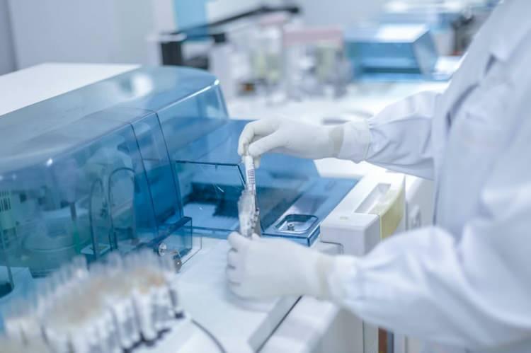 <p> Laboratuvar ortamında üretimi yapılan aşının hayvan deneyleri başarıyla tamamlandı. Sağlık Bakanlığı'nın izin vermesinin ardından ağız ve burundan da uygulanabilen aşının Faz-1 çalışması 3 gün önce Ankara Şehir Hastanesi'nde başladı.</p>
