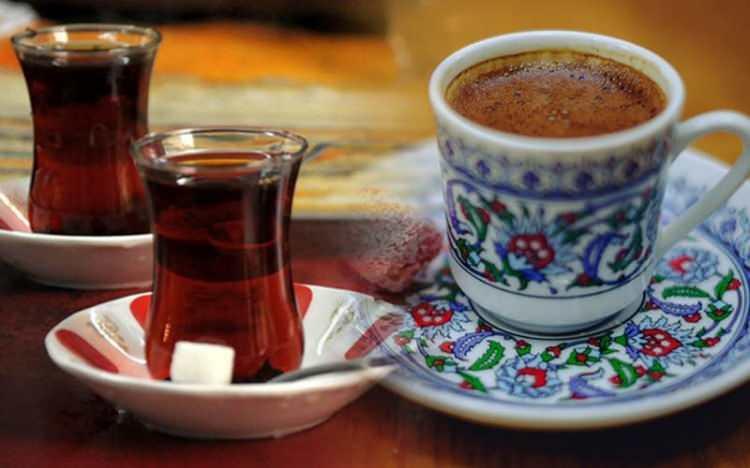 <p><strong> Aşırı çay ve kahve içmek baş ağrısı, ödem, dalgınlık, kas yorgunluğu, kafeinin etkisi bittiğinde sinirlilik durumu, düşük metabolizma hızı gibi sorunlara neden olur.</strong></p>
<p> </p>