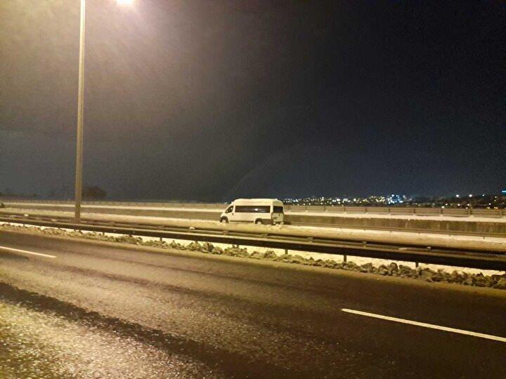 <p>İstanbul Valisi Ali Yerlikaya, kar yağışı nedeniyle araçlarını otoyol ve D-100 kara yoluna park eden araç sahipleri seslenerek, araçlarını bulundukları yerden kaldırması gerektiğini ifade etmişti.</p>

<p> </p>
