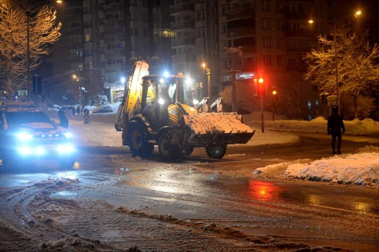 <p><strong>KAHRAMANMARAŞ</strong><br />
</p>
<p>Kahramanmaraş’ta yoğun kar yağışı nedeniyle Kahramanmaraş İl Umumi Hıfzıssıhha Meclisi yeni kararlar aldı.<br />
</p>
<p>Valilikten yapılan yazılı açıklamaya göre, yoğun kar yağışı nedeniyle yeni kararlar alındığı duyuruldu. Karara göre: Kahramanmaraş İl Umumi Hıfzıssıhha Meclisi 23.01.2022 günü saat 17.00’da Vali Ömer Faruk Coşkun Başkanlığında Valilik Toplantı Salonunda toplandı.<br />
</p>
<p>Karara göre, "İlimizde yoğun kar yağışı ve yaşanan kış koşulları nedeniyle 24.01.2022 Pazartesi günü kamu kurum ve kuruluşlarında görevli engelli personel ile hamile ve 4 (dört) yaşından küçük çocuğu olan bayan kamu görevlilerinin 1 (bir) gün süreyle idari izinli sayılmasına, Ayrıca her türlü kamu/özel eğitim ve rehabilitasyon merkezlerinde eğitim ve öğretime 24.01.2022 Pazartesi günü 1 (bir) gün süreyle ara verilmesine" denildi.</p>