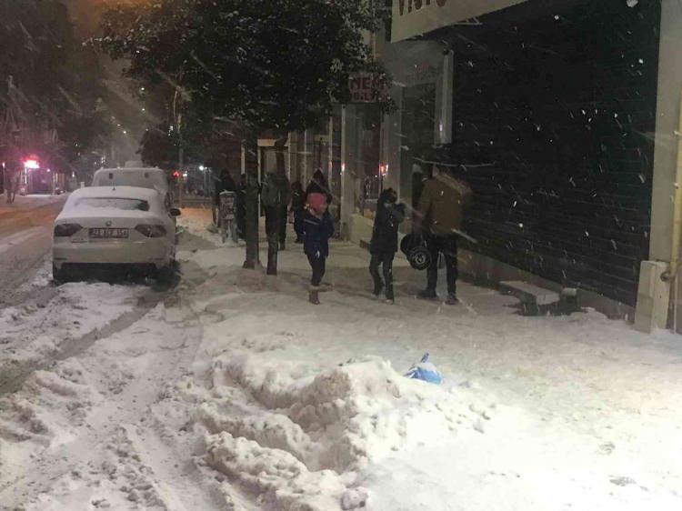 <p><strong>ELAZIĞ</strong><br />
</p>
<p>Elazığ’da yoğun kar yağışı nedeniyle kamuda çalışan engelli ve hamile personele idari izin verildi.<br />
<br />
<br />
Elazığ Valisi Dr. Ömer Toraman sosyal medya hesabından yaptığı paylaşımda, “Etkisi devam eden yoğun kar yağışı, tipi ve buzlanma nedeniyle; il genelinde, 24 Ocak 2022 tarihinde 1 (bir) gün süreyle, kamuda çalışan engelli ve hamile personelin idari izinli sayılmasına karar verilmiştir” denildi.</p>