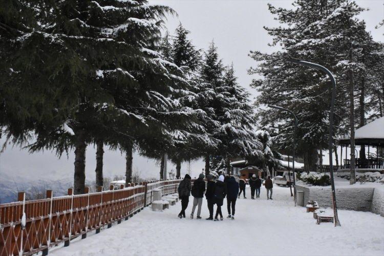 <p><strong>ORDU</strong><br />
<br />
<br />
Ordu Valiliği, kar yağışı nedeniyle 2 ilçedeki okulların tamamında, 3 ilçede ise kısmen eğitime bir gün ara verildiğini duyurdu.<br />
<br />
<br />
<br />
Valilikten yapılan yazılı açıklamada, Gölköy ve Gürgentepe ilçelerindeki okulların tamamında, Akkuş, Mesudiye ve Perşembe ilçelerinde ise taşımalı eğitim sistemiyle gelen öğrenciler için, 21 Ocak 2022 Cuma günü bir gün süreyle eğitime ara verildiği belirtildi. Açıklamada ayrıca, tamamen ve kısmen eğitime ara verilen ilçelerde, engeli olan ve hamile kamu görevlilerinin de aynı gün idari izinli sayılacağı belirtildi.</p>