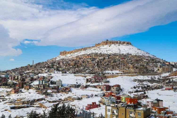 <p><strong>MARDİN</strong><br />
<br />
<br />
Yalova'da yoğun kar yağışı nedeniyle engelli ve hamile kamu görevlilerinin 24 Ocak tarihinde idari izinli sayılacağı bildirildi.<br />
<br />
</p>
<p>Valilikten yapılan açıklamada, Meteoroloji Genel Müdürlüğü’nden yapılan değerlendirmelere göre kentte belli aralıklarla kar yağışının devam edeceği hatırlatıldı.<br />
<br />
</p>
<p>Açıklamada, "Yalova’da belli aralıklarla devam eden kar yağışının il genelinde etkisini devam ettireceğinden, kamu kurum ve kuruluşlarında çalışan engelli ve hamile kamu görevlilerine 24 Ocak 2022 Pazartesi günü idari izin verilmiştir. Kamuoyuna saygıyla duyurulur." denildi.</p>