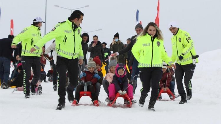 <p>Van'ın Edremit ilçesinde düzenlenen "Kızak ve Kartopu Festivali"nde çocuklar, belediye başkanı ve polislerle kar topu oynayıp kızağa binerek eğlenceli anlar yaşadı.</p>
