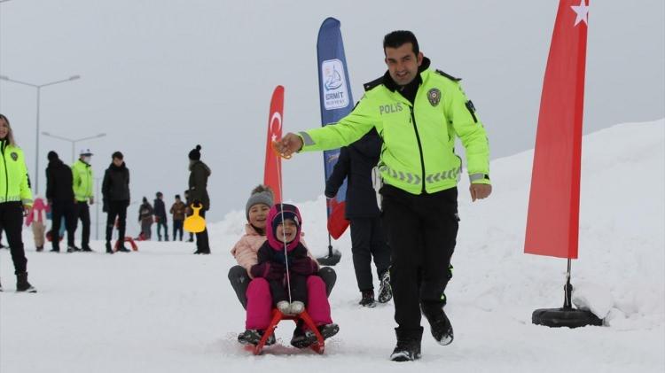 <p>Edremit Belediyesince Esentepe Mahallesi'nde gerçekleştirilen etkinliğe aileleriyle katılan çocuklara kızak dağıtıldı.</p>

<p> </p>
