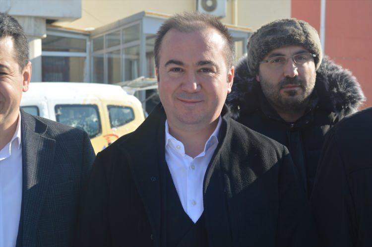 <p>Afyonkarahisar AK Parti teşkilatı, katıldığı televizyon programında Cumhurbaşkanı Recep Tayyip Erdoğan'a hakaret ettiği gerekçesiyle tutuklanan gazeteci Sedef Kabaş ile aynı programda bulunan CHP'li Engin Özkoç ve Aykut Erdoğdu hakkında suç duyurusunda bulundu.</p>