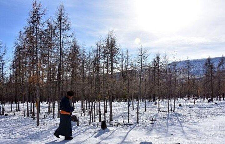 <p>Kışın hava sıcaklığının eksi 50 dereceye kadar düştüğü topraklarda bir avuç kalan Duha Türklerine ulaşmak için karla kaplı ormanlardan, çorak steplerden ve buz tutmuş göllerden geçmek gerekiyor.</p>

<p> </p>
