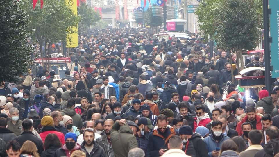 <p>Pandemi süreci olmasına rağmen İstiklal Caddesi’nin tıklım tıklım dolu olması dikkat çekti.</p>
