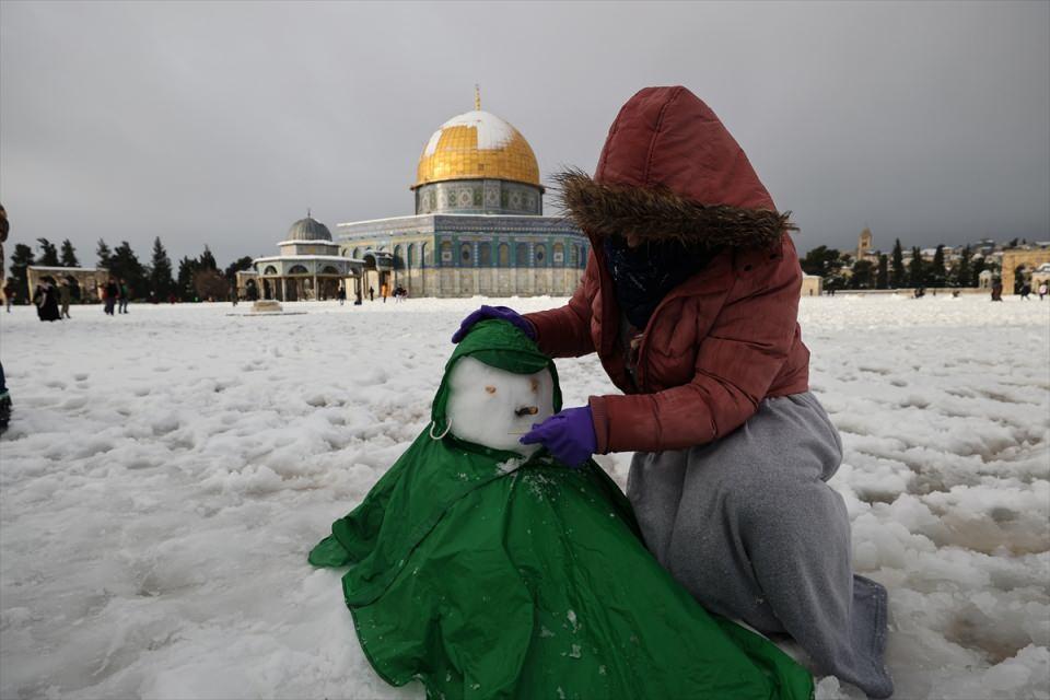 <p>Filistinliler, Kudüs'te dün akşam saatlerinde başlayan kar yağışıyla birlikte Mescid-i Aksa'da karın keyfini çıkardı.</p>

<p> </p>

<p> </p>
