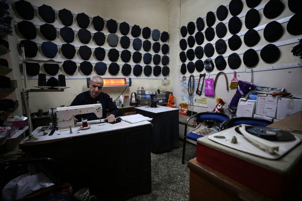 <p>Malatya'da yaşayan 75 yaşındaki İhsan Tatu, yok olmaya yüz tutan kasketçiliği, gelişen teknolojiye rağmen 10 metrekarelik dükkanında 61 yıldır yaşatmaya çalışıyor.</p>
<p>Küçük yaşta harçlığını çıkarmak için başına geçtiği dikiş makinesini bir daha bırakmayan ve kasketçiliği meslek edinen Tatu, kasket ve şapkadaki modernleşmeye de ayak uyduruyor.</p>