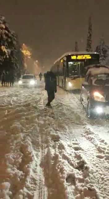 <p>İstanbul’da etkili olan yoğun kar yağışı hayatı olumsuz etkilemeye devam ediyor. Üsküdar’da Libadiye Caddesi üzerinde seyir halinde olan bir İETT otobüsü karla kaplanan yolda ilerleyemeyerek mahsur kaldı. Yolda kalan otobüsü gören bir sürücü ise ilginç bir çözüme imza attı.</p>

