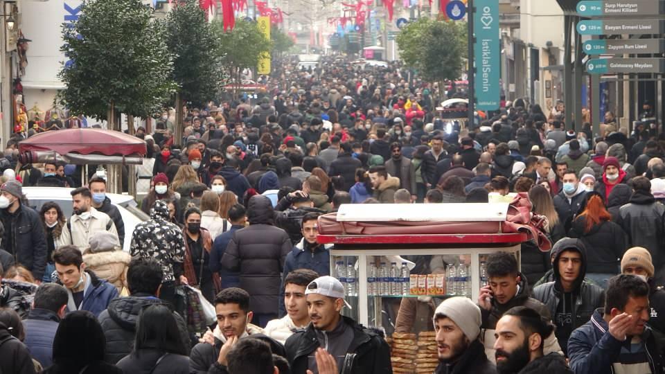 <p>İstanbul’u esir alan birkaç günlük karın ardından vatandaşlar ilk pazar gününü Taksim’de İstiklal Caddesi’nde geçirdi.</p>
