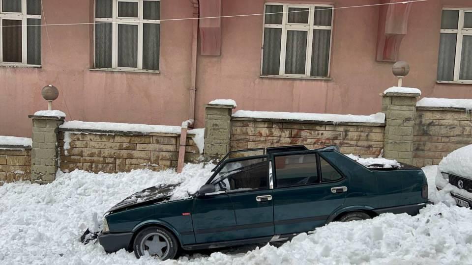 <p><strong>KAR KÜTLESİNİN ALTINDA KALMAKTAN SON ANDA KURTULDU</strong></p>

<p>Kar kütlesinin 2. kez otomobilin üzerine düştüğü anlar çevredekilerin cep telefonu ile güvenlik kamerasına yansıdı. </p>
