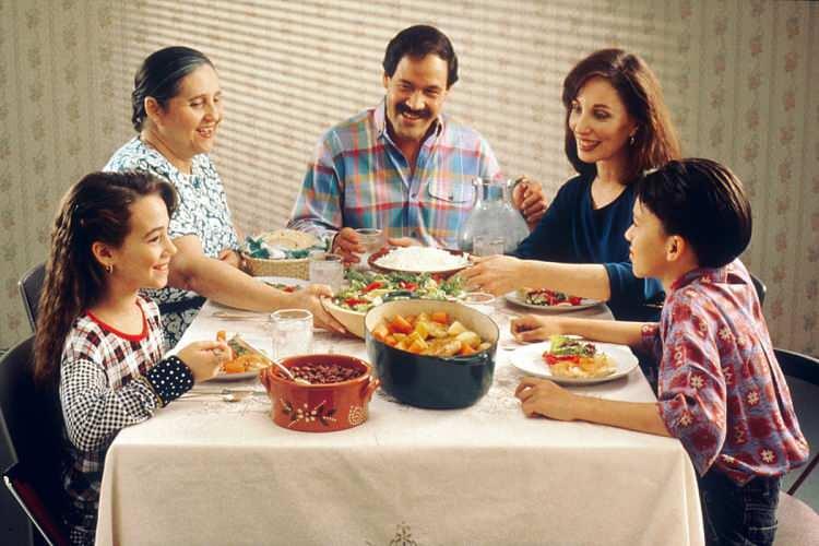<p><strong><span style="color:#800080">Tüm aile üyelerinin bir araya gelip televizyona veya telefona bakmadan her gün düzenli saatlerde kurulan bir sofra düzeni olmalıdır.</span></strong></p>