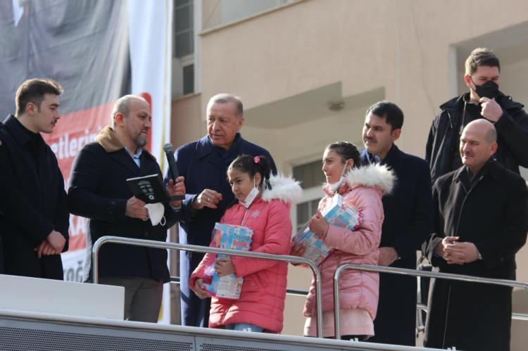 <p>Tören sonrası basın mensuplarına açıklamalarda bulunan eczacı kalfası Muhammet Sarıyıldız, “Anılarımızı tazeledik. Geleceğini duyunca bize nasip oldu. </p>
