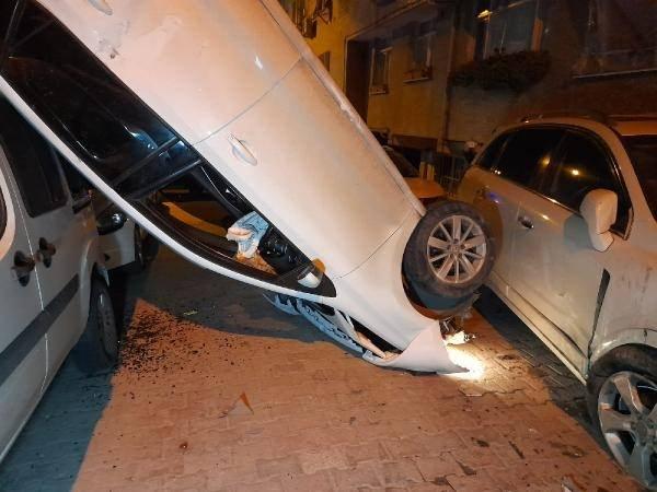 <p>Daha sonrada otomobil ters dönerek park halindeki 34 DS 2208 plakalı başka bir ticari aracın üzerine devrilerek, dik bir şekilde asılı kaldı. Sürücü olduğu iddia edilen Emrah Y. ve beraberindeki arkadaşı kazayı yara almadan atlattı. </p>
