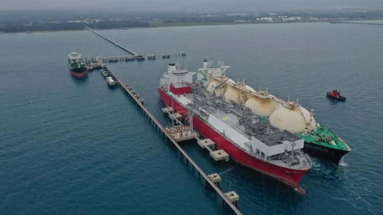 <p>Çevre dostu teknolojisi ile de dikkat çeken gemide ihtiyaç duyulan enerji atık ısının değerlendirmesi suretiyle karşılanıyor. Geminin üstün teknik özelliği sayesinde eş zamanlı olarak depolama ve gazlaştırma işleme gerçekleştiriliyor. </p>