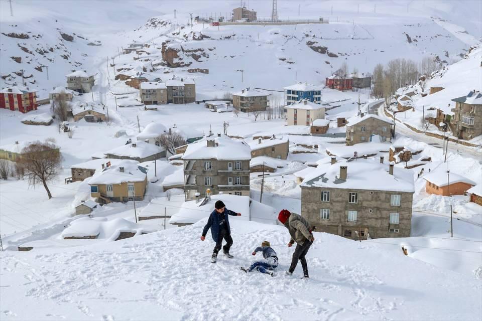 <p>Son yılların en fazla kar yağışının gerçekleştiği Bahçesaray kara yolundaki Yukarı Narlıca köyünde küreklerle evlerinin çevresinde biriken karları temizledikten sonra dışarı çıkabilen vatandaşlar, adeta kardan tüneller oluşturarak ahırlara gidiyor.</p>

<p> </p>

