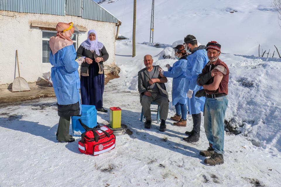 <p>İkinci doz aşı oranında yüzde 75'in üzerine çıkarak, mavi kategoriye geçtik. Bu kategorinin yakalanmasında büyük bir emek var."</p>