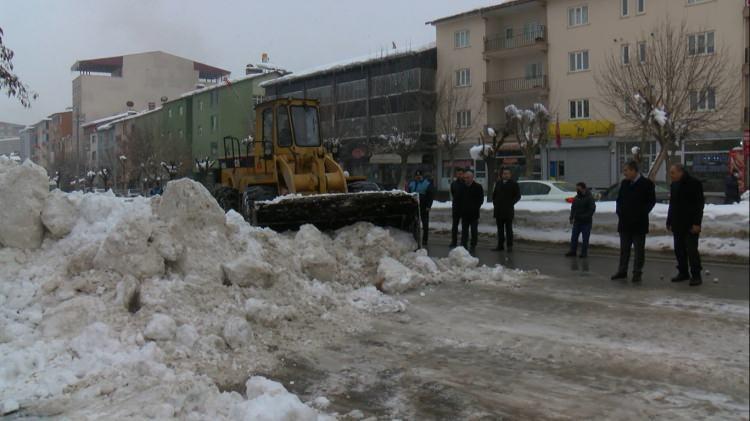 <p>Başkan Asya, 230 kilometreyi aşkın kent merkezindeki yolları sürekli açık tutmak için yoğun mesai harcadıklarını belirterek, "Karla mücadele çalışmalarımız kapsamında şehir merkezinde biriktirilen karı, iş makinesiyle kamyonlara doldurup şehir dışına taşıyoruz. </p>