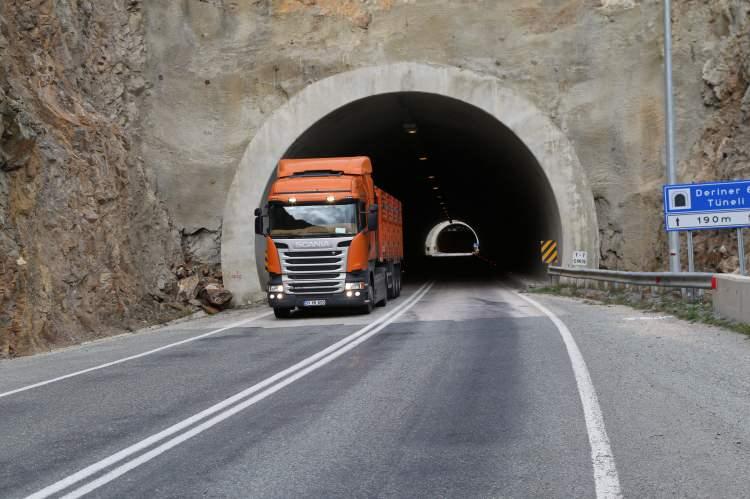 <p>Artvin’de ilçeler arası ulaşım 115 tünelle sağlanıyor. Türkiye’nin en çok tünelinin yer aldığı kentin bu ünvanı almasında en önemli etken ise yine bünyesinde barındırdığı Türkiye'nin ve dünyanın en önemli barajlarının rolü ise büyük.<br />
 </p>
