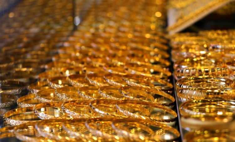 <p>Diğer yandan UBS, ABD'de TÜFE'nin tepe yapması, reel faiz oranlarının yükselmesi ile 2022 sonuna kadar altın fiyatı 1.650-1.700 dolar/ons seviyesine düşebileceği tahmininde bulundu.</p>
