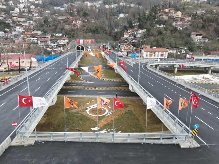 <p>Zonguldak'tan Kilimli ilçesine olan mesafeyi 35 dakika kısaltarak 5 dakikaya düşüren tünel ve sahil yolu projesine vatandaşlar ilgi gösteriyor. </p>
