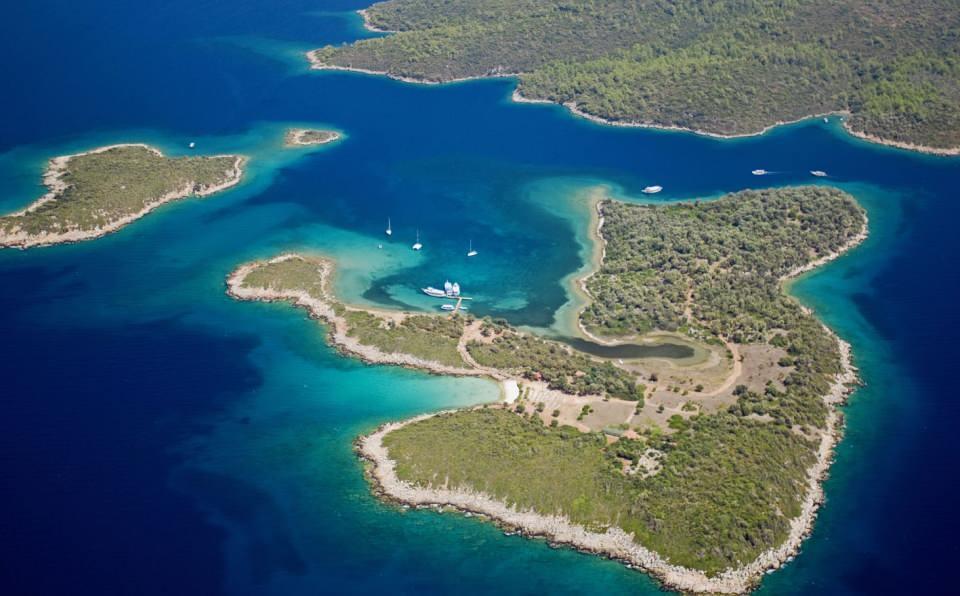 <p>İklim değişikliğine yönelik dünyada birçok proje yürütülürken, Akdeniz Koruma Derneği tarafından 2019 yılından bu yana yürütülen ‘Gökova Körfezi Deniz Koruma Alanında İklim Değişikliği Dayanıklılığının Artırılması Projesi’ UNESCO tarafından Türkiye’de örnek proje olarak gösterildi.</p>
