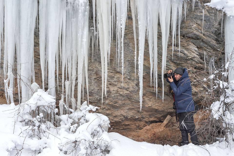 <p>Kar kalınlığının yer yer 2 metreyi aştığı dağ köylerini de ziyaret eden fotoğrafçılar, besicilerin zorlu yaşamı, yöre insanı ve yaban hayatına dair çekimler yapıyor.</p>

<p> </p>

