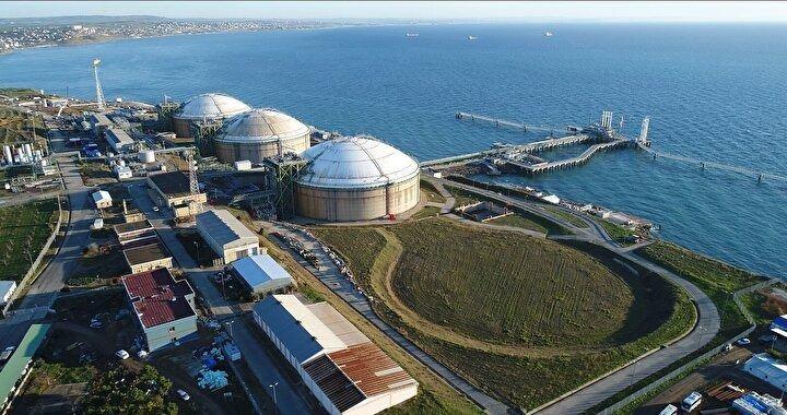 <p>Türkiye’nin yıllık 5,9 milyon ton kapasiteli Marmara Ereğlisi (BOTAŞ) LNG Terminali ve yıllık 4,4 milyon ton kapasiteli Egegaz LNG (özel sektör) terminali olmak üzere karada kurulu iki adet LNG ithalat terminali bulunuyor.</p>
