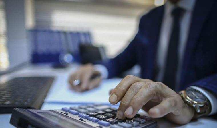 <p>e) Ceza infaz kurumunda istihdam edilecek tüm unvanlardaki personel için görevini devamlı yapmasına engel olabilecek akıl hastalığı veya bedensel özürlü olmadığını, şaşılık, körlük, topallık, işitme kaybı, çehrede sabit eser, uzuv noksanlığı, kekemelik ve benzeri engeller bulunmadığını Sağlık Bakanlığına bağlı tam teşekküllü Devlet hastanelerinden alacakları sağlık kurulu raporu ile belgelemek,</p>
