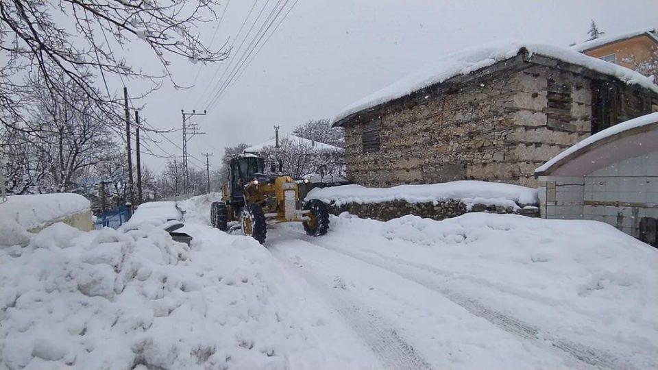 <p>Antalya’nın Akseki ilçesinde dün öğlen saatlerinde etkili olan kar yağışının ardından Akseki Belediyesi Fen İşleri Müdürlüğü tarafından kapanan kırsal mahalle yollarında karla mücadele yapılıyor.<br />
 </p>
