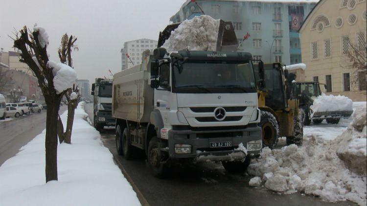<p> 120 personel ve 30 iş makinesiyle temizlik çalışmalarını sürdüren belediye ekipleri, son bir aydır, günde yaklaşık 500 kamyon karı kent dışına taşıyor. </p>
