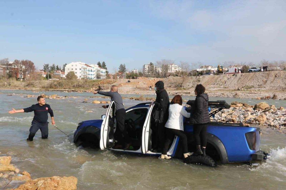 <div>112 Acil Çağrı Merkezine yapılan ihbarın ardından olay yerine çok sayıda polis, itfaiye ve sağlık ekibi sevk edildi. Şahıslara ekipler bir süre ulaşamadı. </div>
