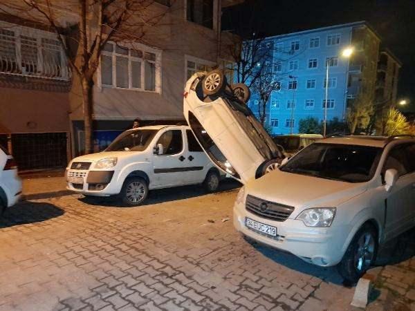 <p>Bahçelievler'de gece saatlerinde bir sokakta seyir halindeki otomobil henüz bilinmeyen bir nedenle sürücüsünün direksiyon hakimiyetini kaybetmesi sonucu park halindeki iki araca çarptıktan sonra ters dönerek başka bir ticari aracın üzerine devrildi. Kaza sonrası otomobil dik bir şekilde asılı kalırken, sürücü olduğu iddia edilen alkollü bir kişi ve yanındaki yolcu gözaltına alındı.</p>
