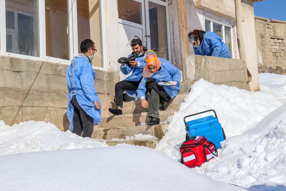 <p>Salgınla mücadelenin ilk gününden bu yana hastaların sağlığına kavuşması için fedakarca görev yapan sağlık çalışanları, aşılama oranının artması için ellerinden gelen gayreti gösteriyor.</p>

<p> </p>
