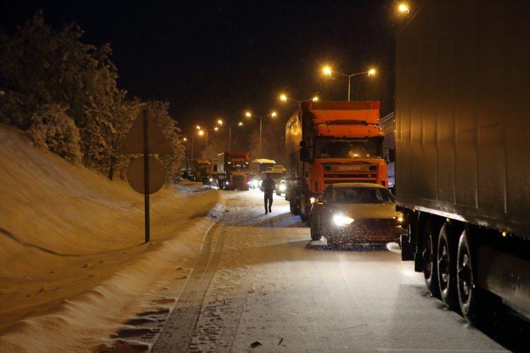 <p>'YOLLARIN DURUMUNU KONTROL ETMEDEN TRAFİĞE ÇIKMAYIN'</p>
<p>Ankara Büyükşehir Belediyesi ve ilçe belediyelere ait araçlar, ana arterlerde kar küreme ve tuzlama çalışmalarına başladı. Ankara Büyükşehir Belediye Başkanı Mansur Yavaş, Twitter hesabından yaptığı açıklamada, "Ankara'mızda akşam saatlerinde başlayan kar yağışı sabaha kadar devam edecek. 1052 araç, 3 bin 138 mesai arkadaşımızın sahadaki çalışmalarını canlı olarak izleyebilirsiniz.</p>