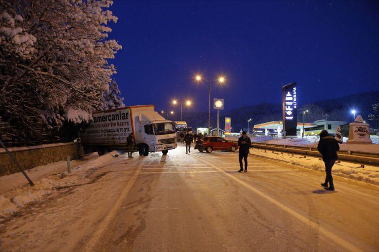 <p>EVLERİNE YÜRÜYEREK GİTTİLER</p>

<p>Vatandaşlar, kar yağışının aniden bastırmasıyla kapanan yollarda zorluk yaşadı. Bazı sürücüler ise yolda kalmamak için araçlarını ana arterlere park ederek evlerine yürüyerek gitti. Cemal Aytekin, kar yağışından dolayı aracını Kızılay'a park ettiğini belirterek, "Anlık bastıran durumdan kaynaklı biz de aracımızı Kızılay'a bıraktık. Maalesef böyle bir durum oldu, biz de yürüyerek geldik buraya. Ortalama bir, bir buçuk saattir yürüyerek geldik. Bir de kış lastiğimiz vardı ancak mevcut şartlardan dolayı aracı bırakıp geldik çünkü rampa yukarı çıkıyoruz" dedi.</p>
