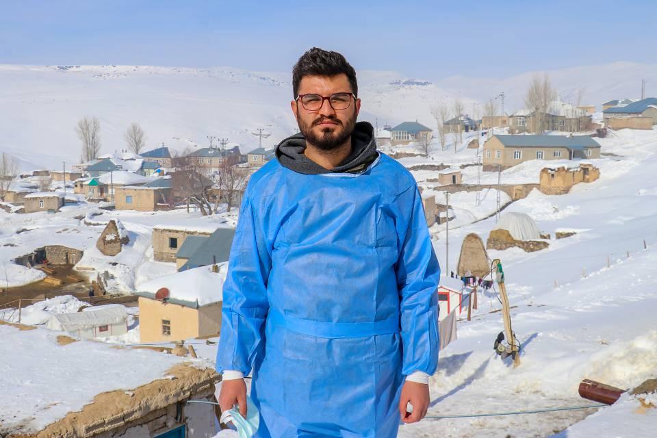 <p>Çoğu kez kilometrelerce karlı yolu yürümek zorunda kalıyoruz. Şartlar ne olursa olsun aşılama çalışmasını yapıyoruz. Aşı olmak istemeyenleri ikna ediyoruz."</p>
